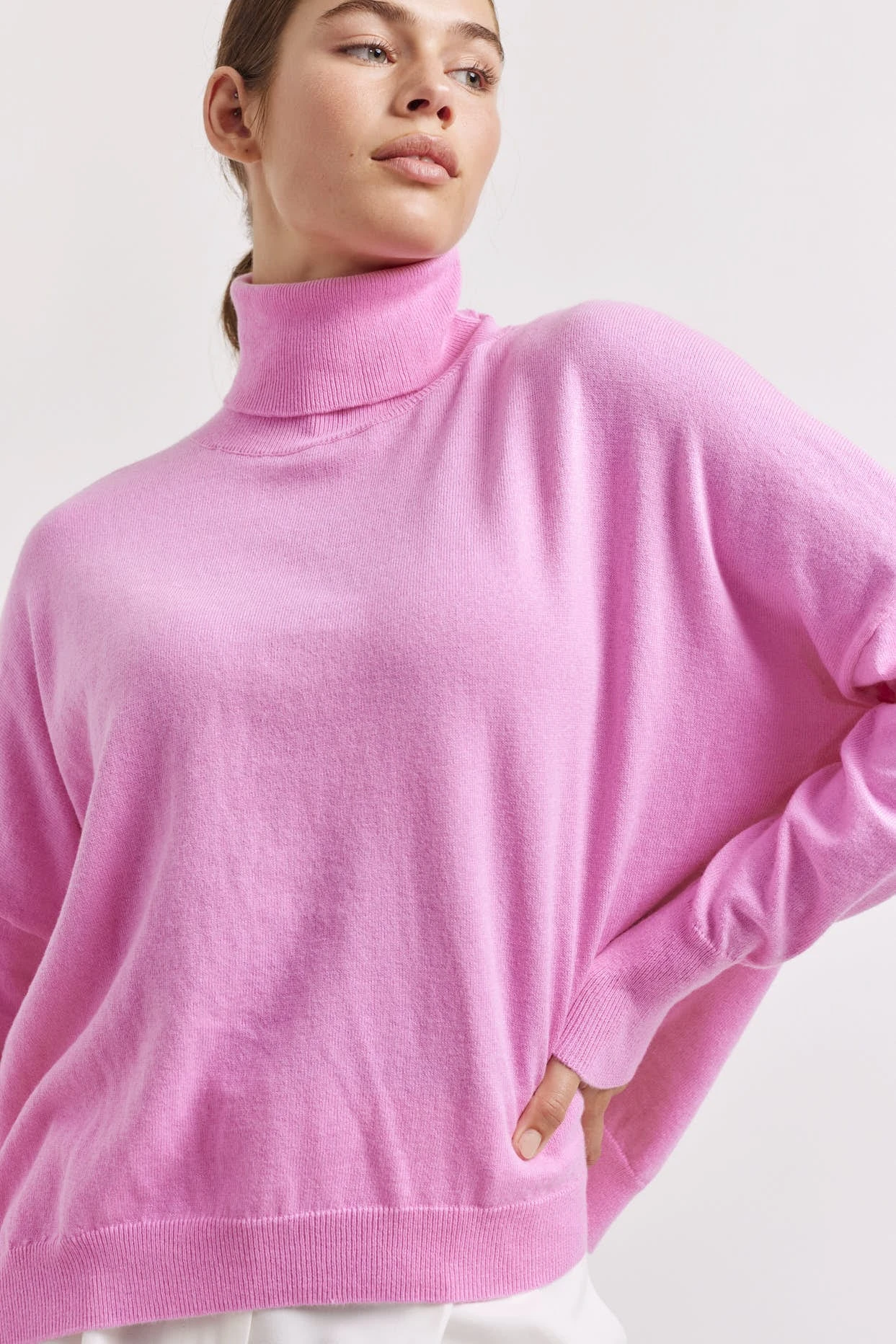 A Polo Bay Cotton Cashmere Sweater In Lipstick 3 A Polo Bay Cotton Cashmere Sweater In Lipstick - Image 3