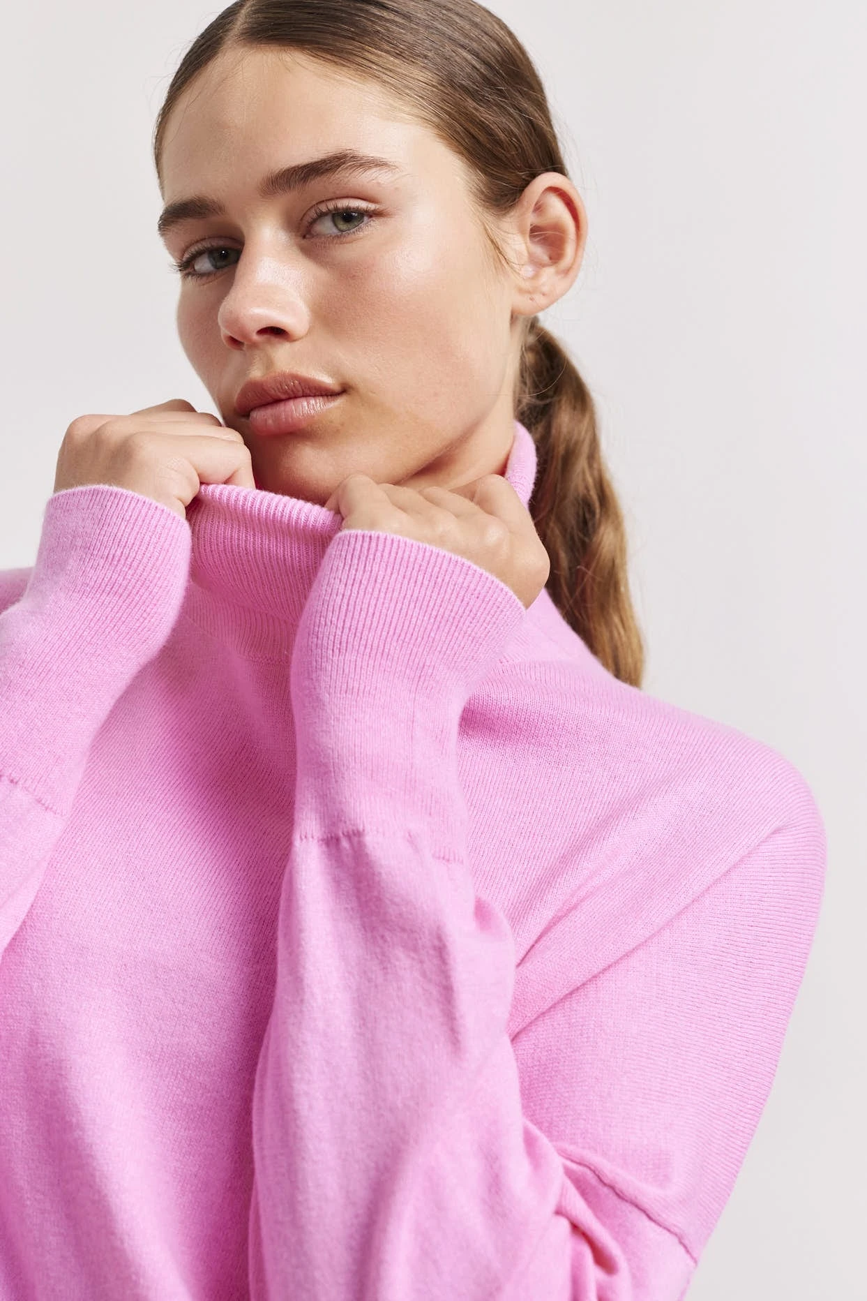 A Polo Bay Cotton Cashmere Sweater In Lipstick 1 A Polo Bay Cotton Cashmere Sweater In Lipstick