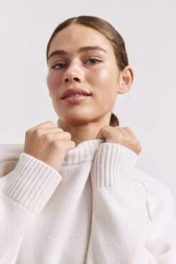 Blair Cashmere Sweater In White -Deux Amies Shop alessandra sweater blair cashmere sweater in white 41227264491814
