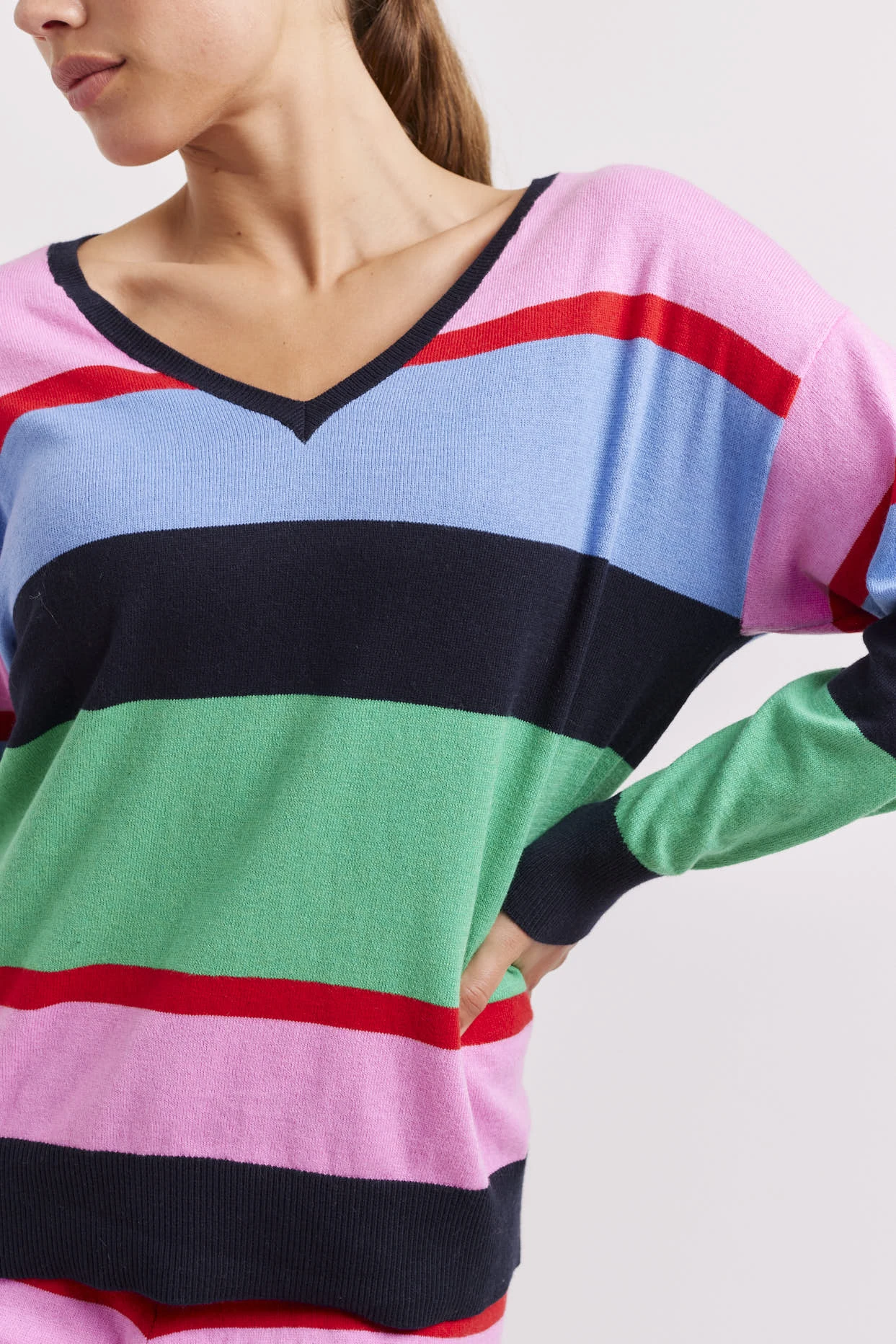 Parfait V-Neck Cotton Cashmere Sweater In Pine 5 Parfait V-Neck Cotton Cashmere Sweater In Pine - Image 5