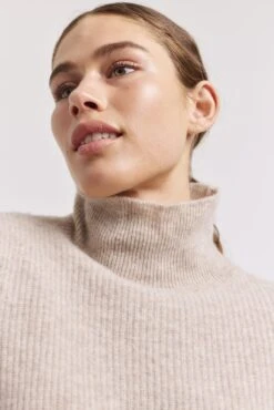 Pepper Cashmere Sweater In Lightweight Beige -Deux Amies Shop alessandra sweater pepper cashmere sweater in lightweight beige 41228032442662